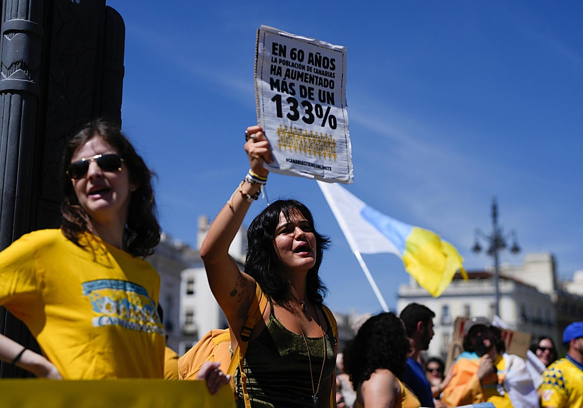 Manifestación en la Puerta del Sol de Madrid bajo el lema 'Canarias tiene un límite' contra la masificación turística  y sus efectos
