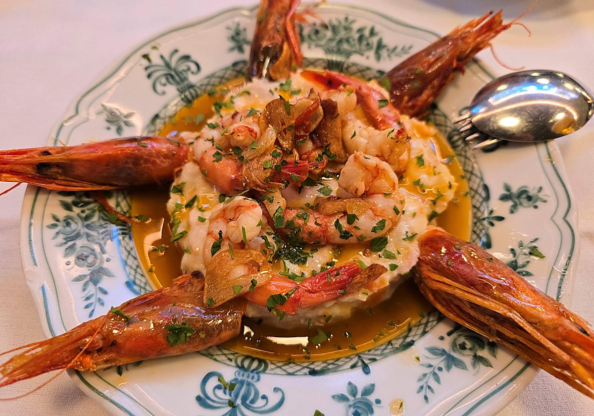 Ensaladilla ilustrada con gambas al ajillo, una de las exquisiteces del elegante pero informal bar