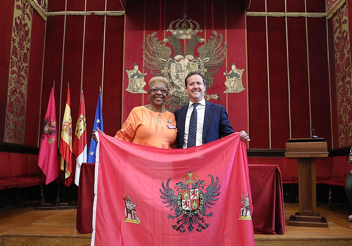 El alcalde de Toledo, Carlos Velázquez, junto a  la concejal Cerssandra McPherson en la Sala Capitular del Ayuntamento de Toledo