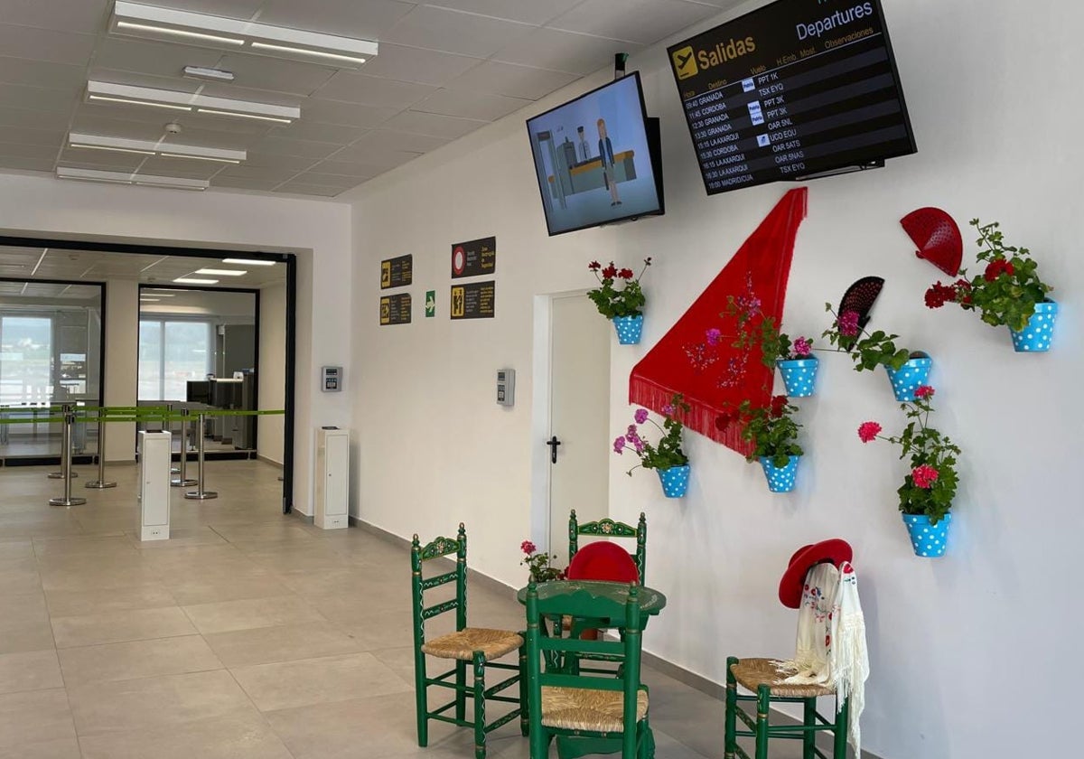 El rincón del Aeropuerto de Córdoba 'ataviado' del Mayo Festivo do