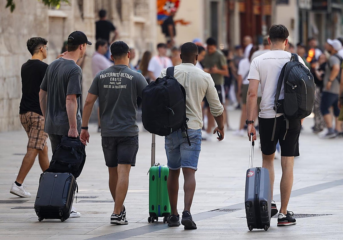 Imagen de archivo de un grupo de turistas en Valencia