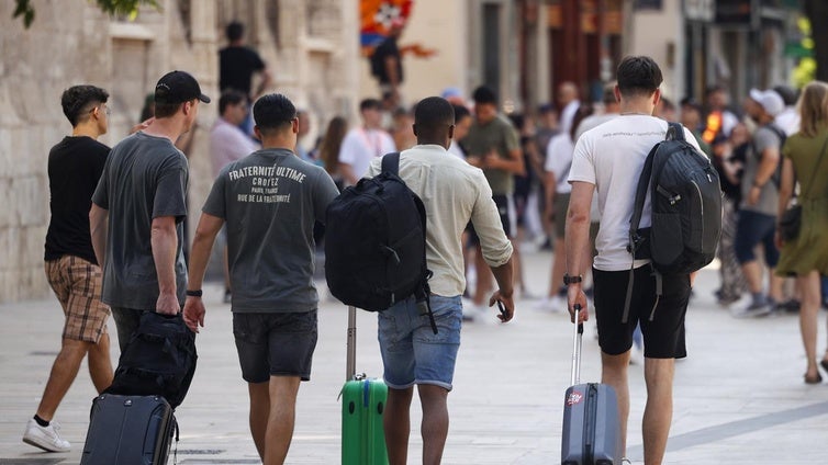 Valencia cierra más de mil apartamentos ilegales y pide al Gobierno una ventanilla única