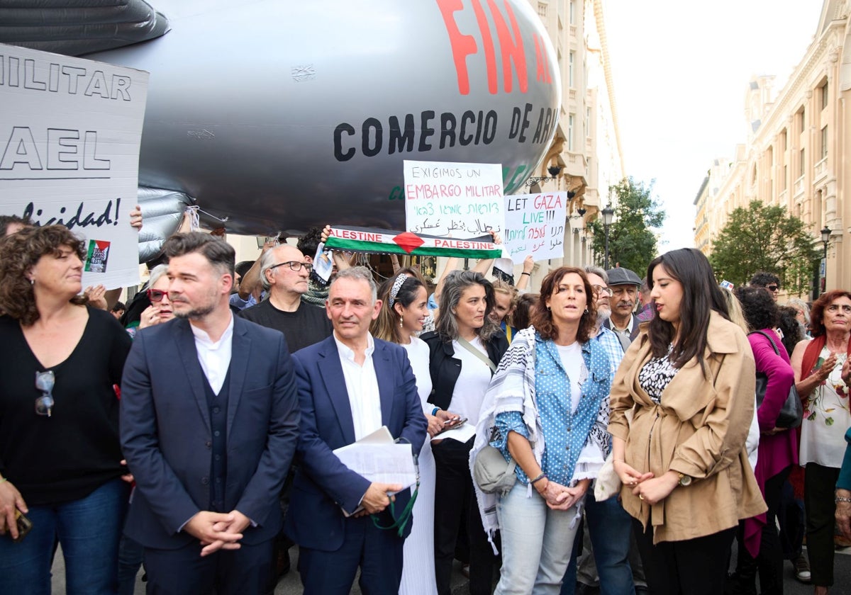 Diputados de izquierdas, en una protesta propalestina frente al Congreso