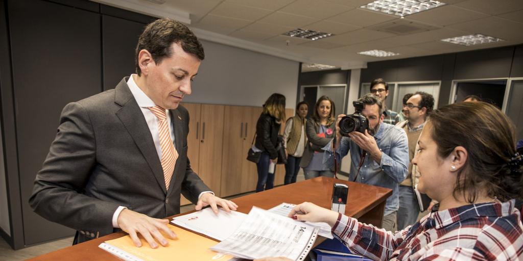 José Luis Bayo, militante del PP valenciano, anuncia su candidatura para disputar a Feijóo la Presidencia del PP
