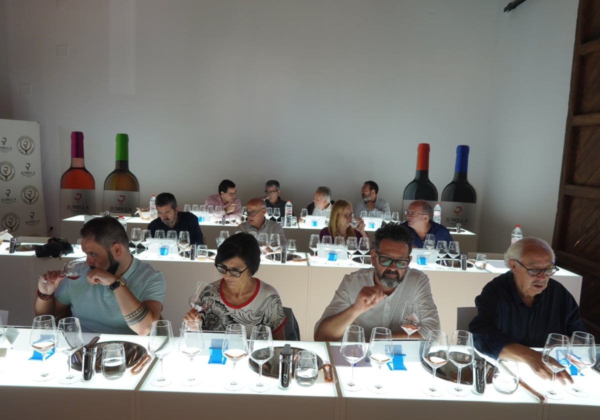 Cata de vinos en el certamen de la DOP Jumilla