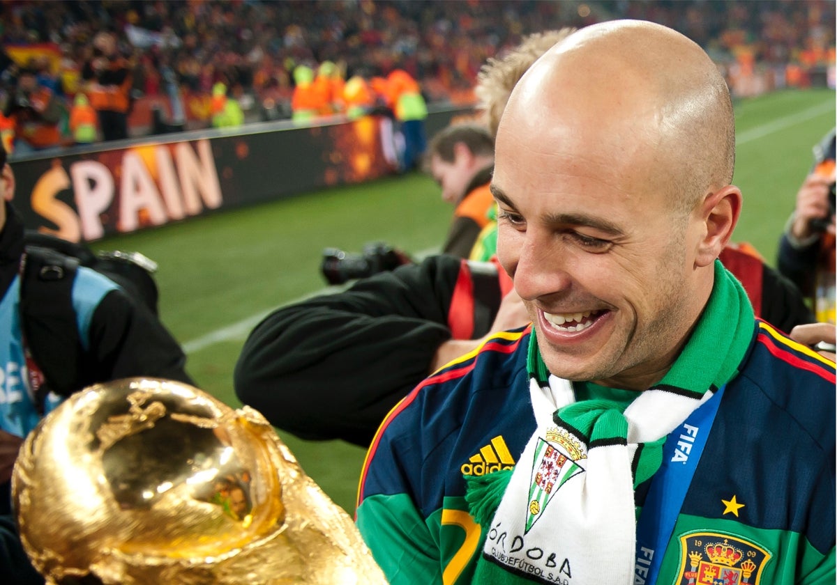 Pepe Reina con la bufanda blanquiverde tras convertirse en campeón del mundo con España en 2010