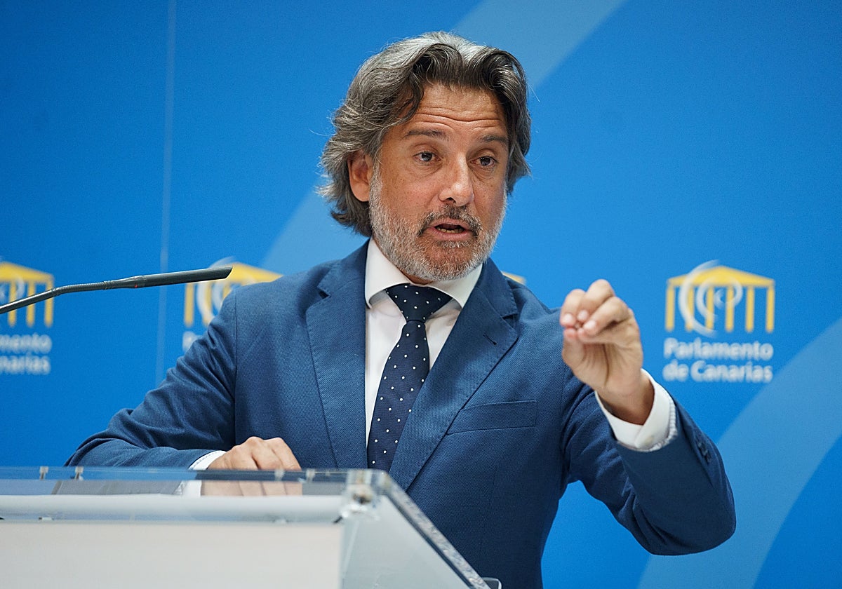 El diputado socialista y expresidente del Parlamento de Canarias, Gustavo Matos, en la rueda de prensa ofrecida hoy