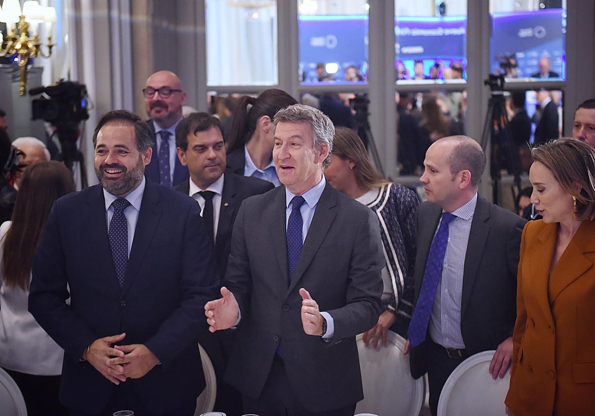 Paco Núñez junto a Alberto Núñez Feijóo y Cuca Gamarra