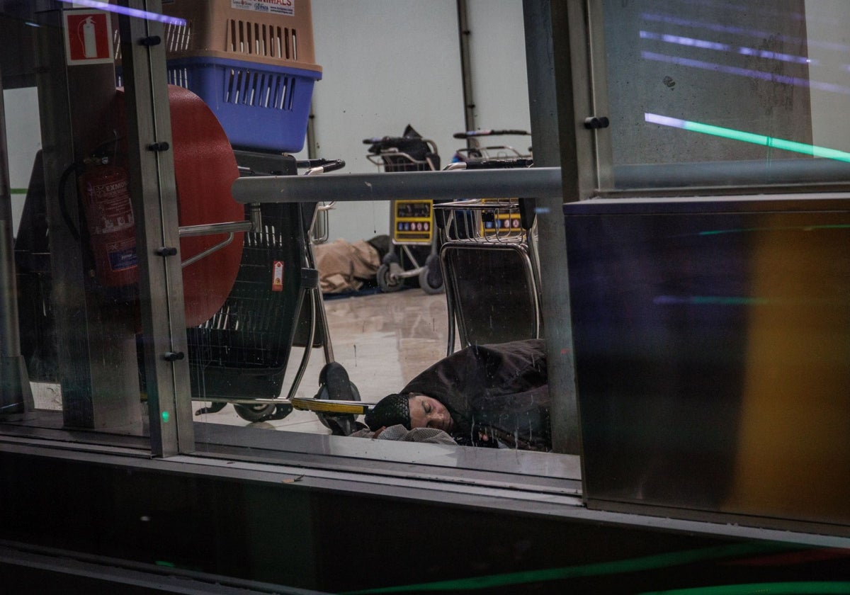 Indigentes pasan la noche en T4 aeropuerto Barajas