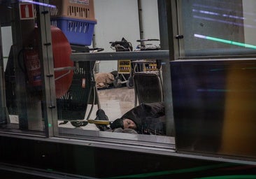 Trabajadores de Barajas denuncian que nadie les ha informado del cierre parcial del aeropuerto por los indigentes