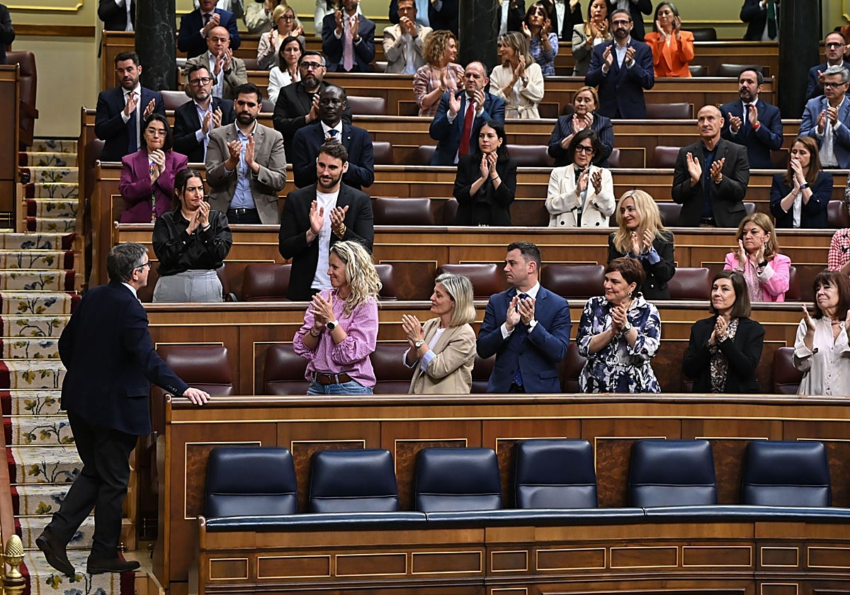 El portavoz del Grupo Parlamentario Socialista en el Congreso, Patxi López, ovacionado por su bancada
