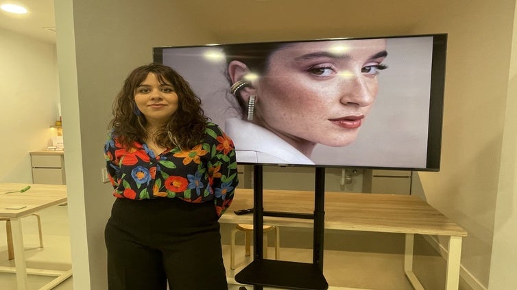 Celia Espinosa, la 'reina de los pendientes', florece con su nueva colección 'Volver'