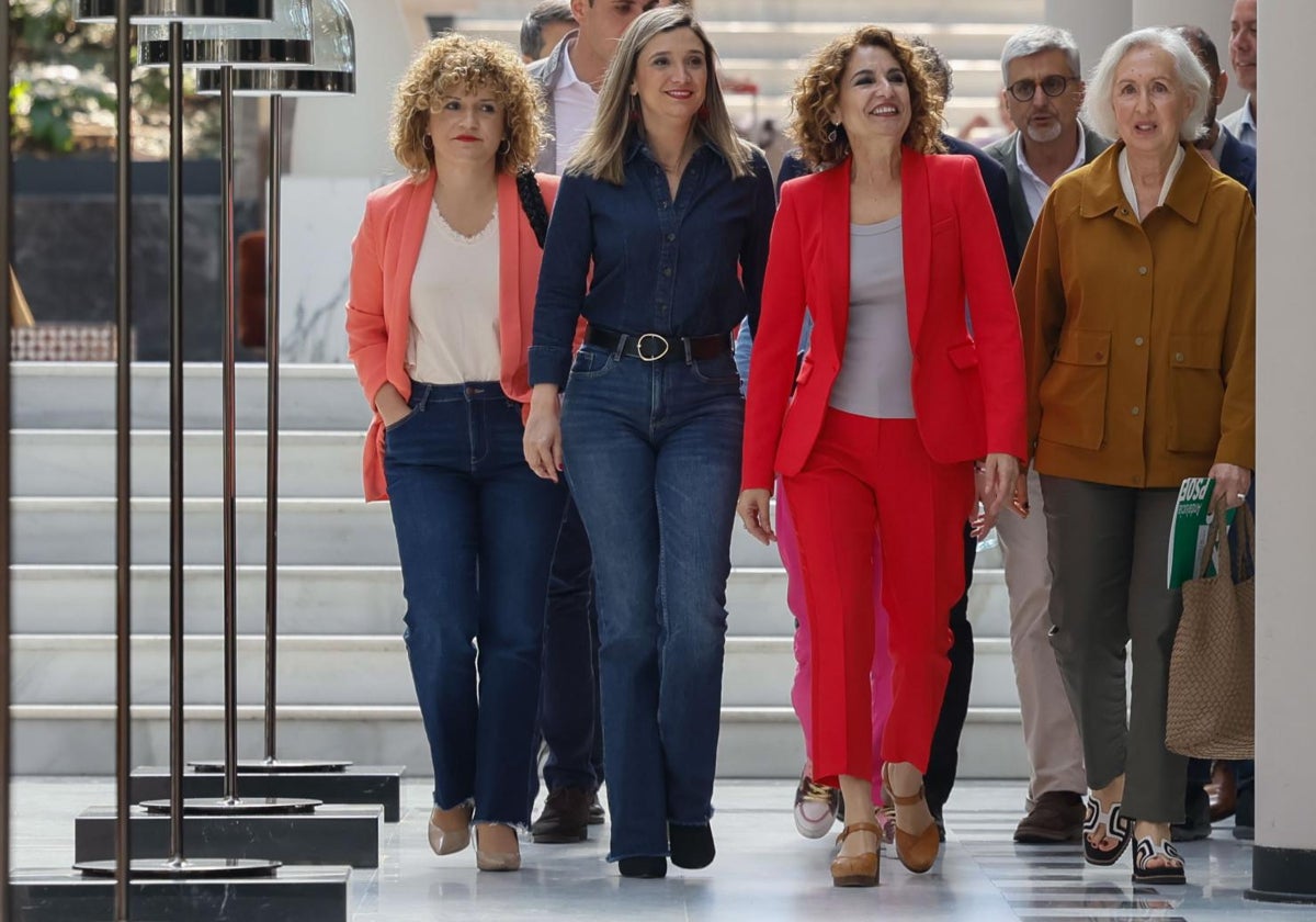 La secretaria general del PSOE de Andalucía, María Jesús Montero (c), a su llegada a la reunión del Comité Director del PSOE andaluz celebrado el 16 de mayo pasado en San Juan de Aznalfarache (Sevilla)