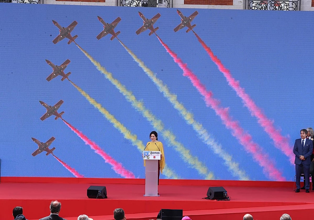 Isabel Díaz Ayuso, con una imagen de la Patrulla Águila de fondo, el pasado 2 de mayo