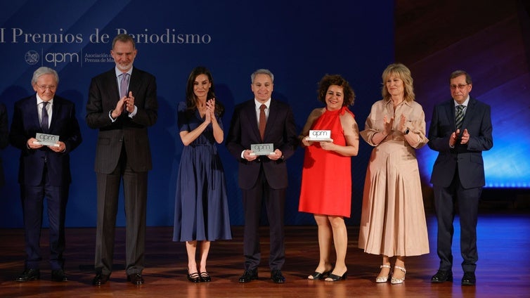 Felipe VI reconoce el «compromiso esencial» de los periodistas «para la vida democrática»