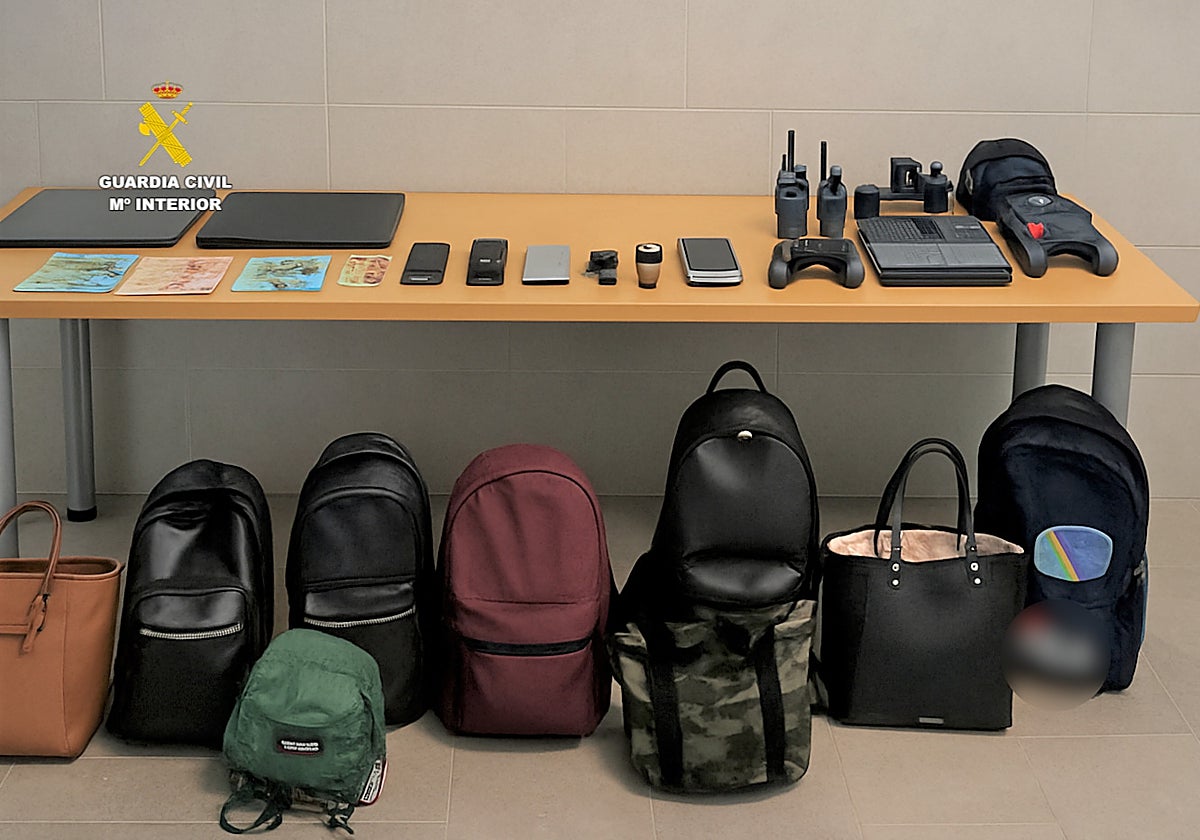Imagen del material incautado por la Guardia Civil
