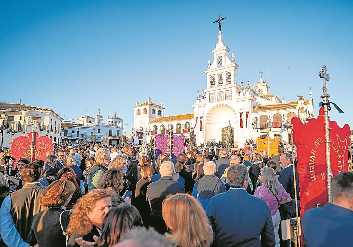 Los simpecados de las filiales y agregadas ocuparán la explanada del Paseo de la Marisma en la Misa de Pentecostés del Rocío 2025