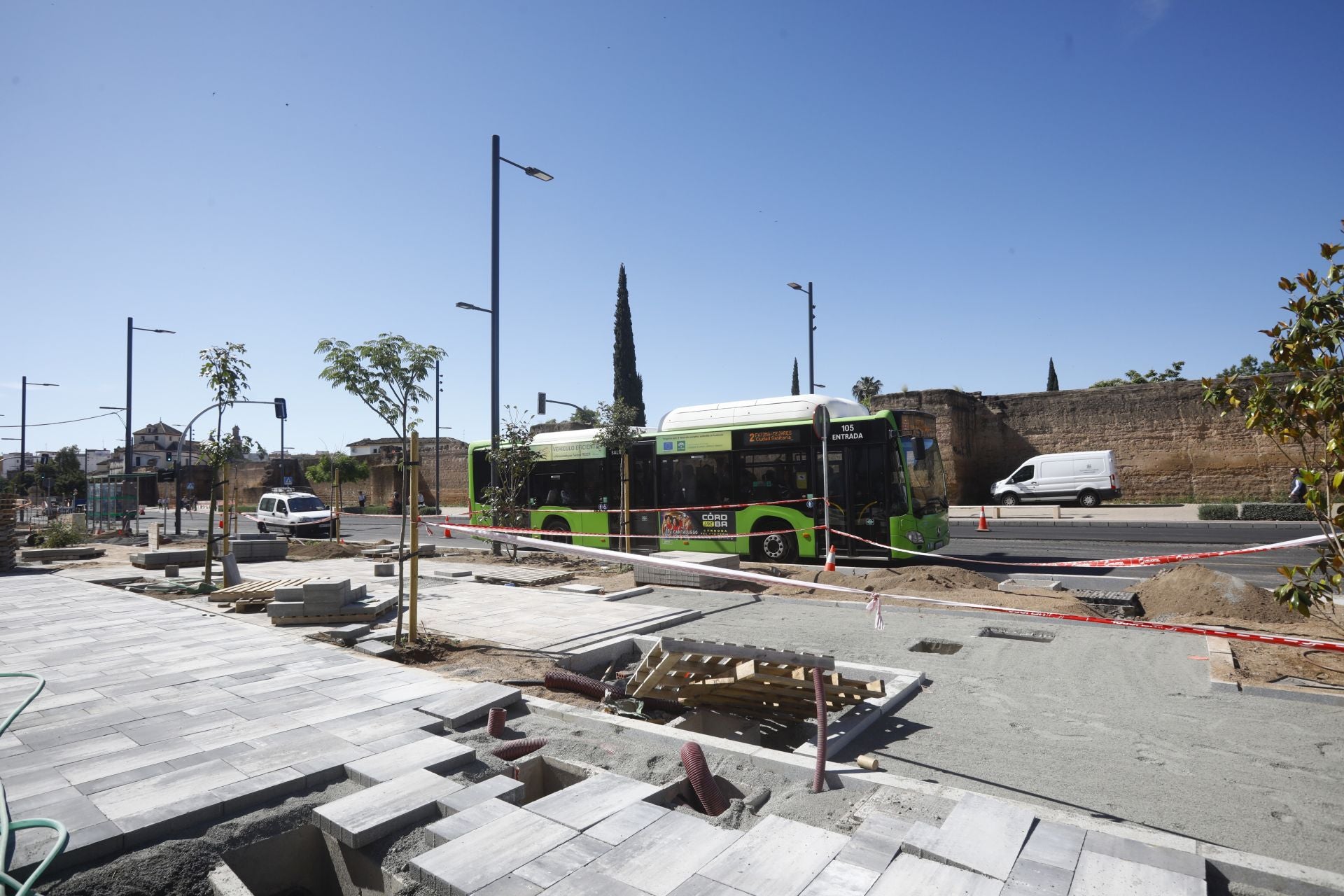 El nuevo aspecto de la Ronda del Marrubial con la calzada de cuatro carriles, en imágenes