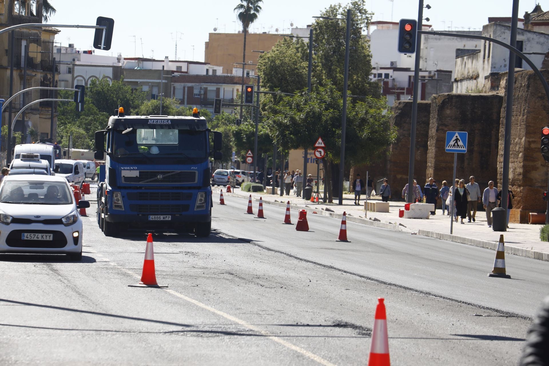 El nuevo aspecto de la Ronda del Marrubial con la calzada de cuatro carriles, en imágenes
