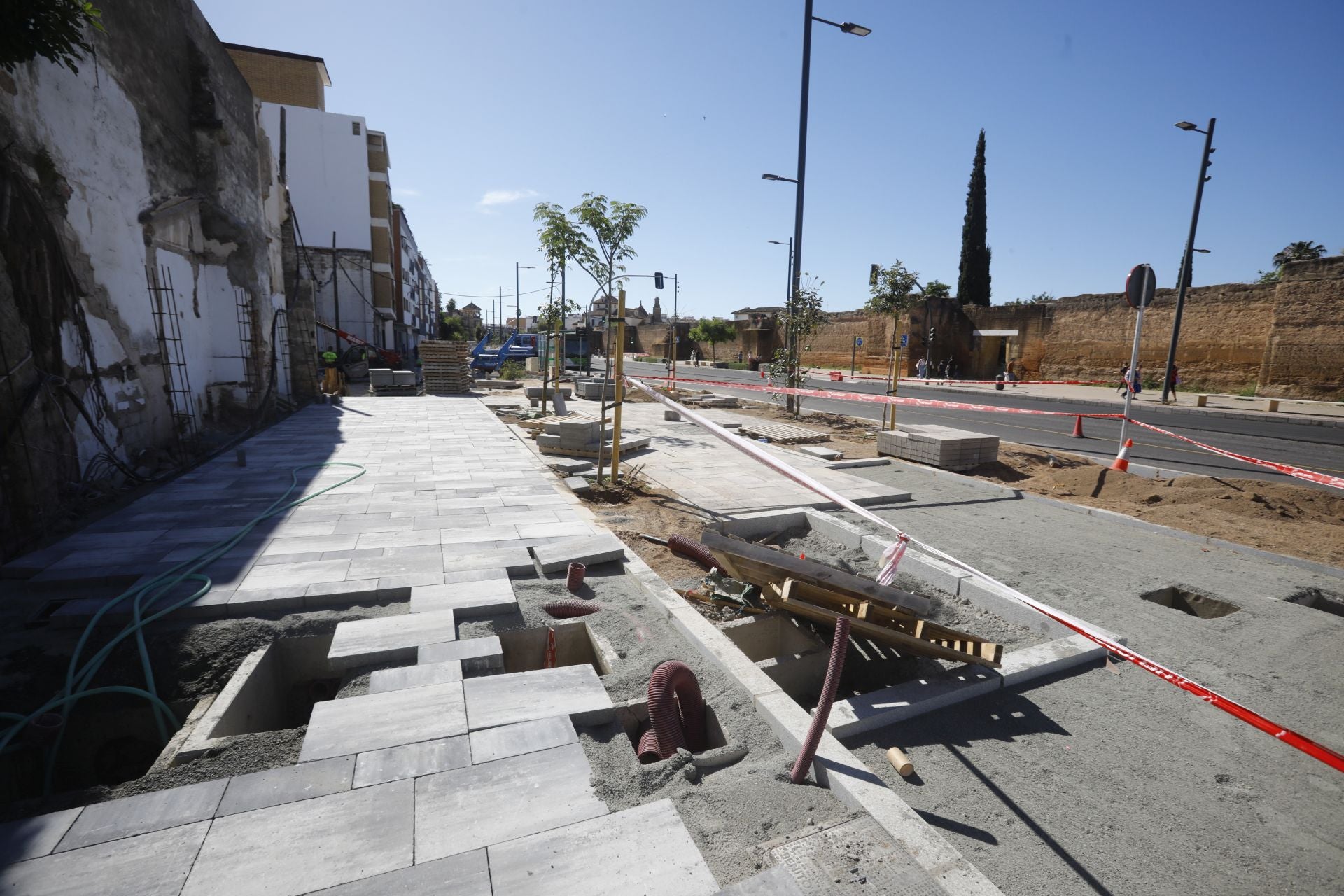 El nuevo aspecto de la Ronda del Marrubial con la calzada de cuatro carriles, en imágenes
