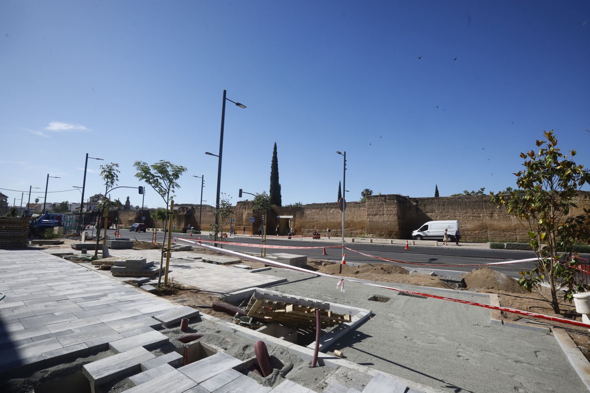 El nuevo aspecto de la Ronda del Marrubial con la calzada de cuatro carriles, en imágenes