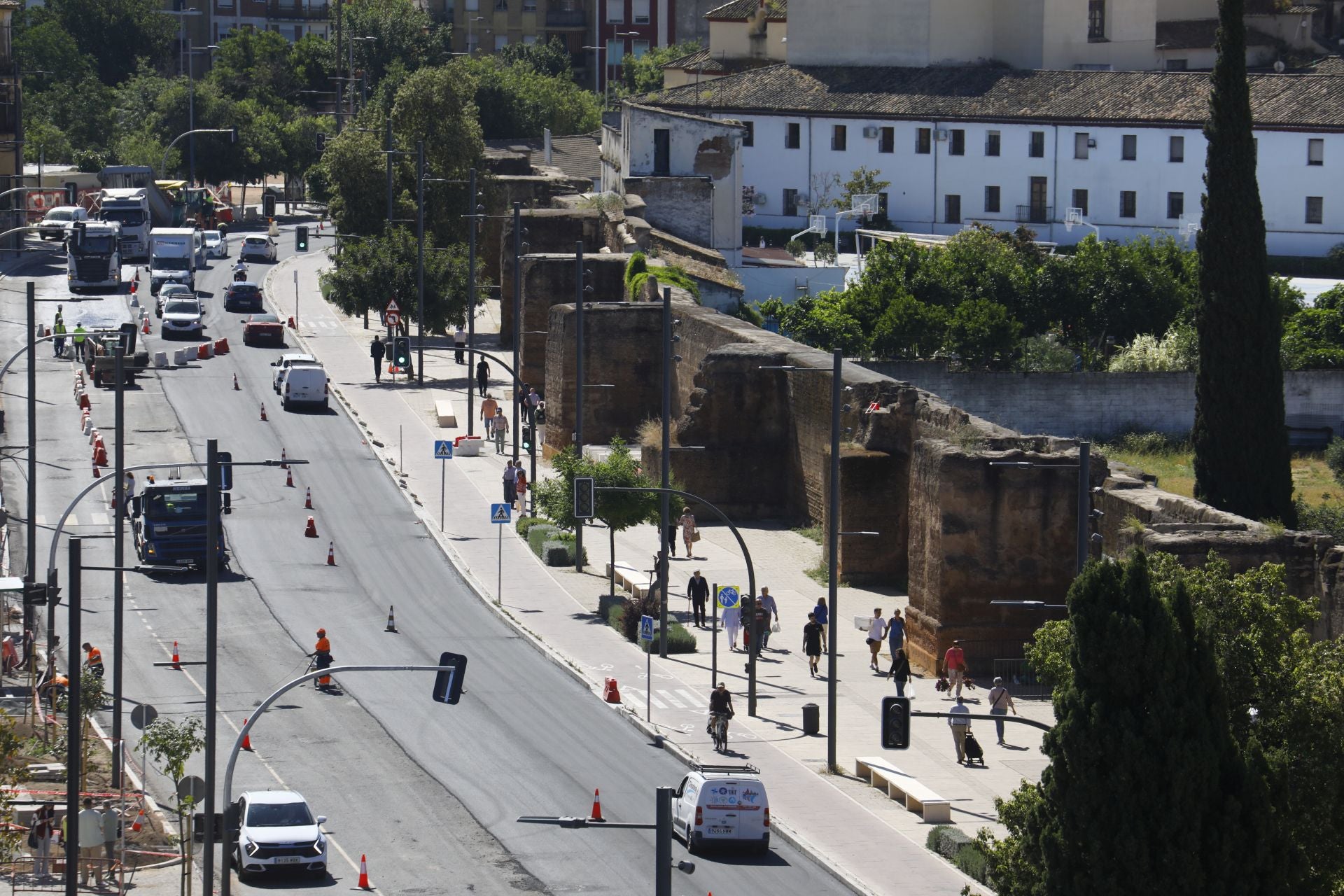 El nuevo aspecto de la Ronda del Marrubial con la calzada de cuatro carriles, en imágenes