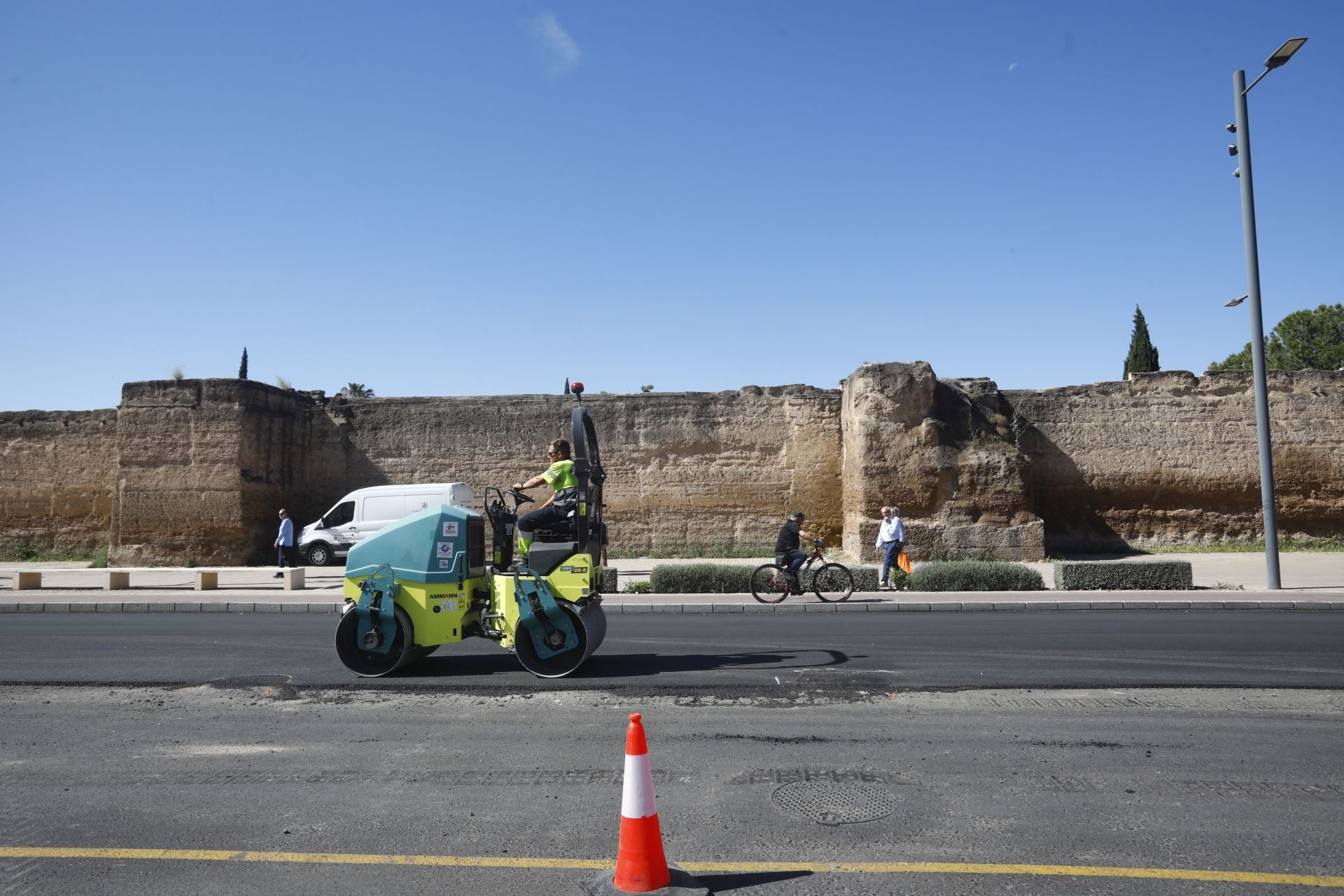 El nuevo aspecto de la Ronda del Marrubial con la calzada de cuatro carriles, en imágenes