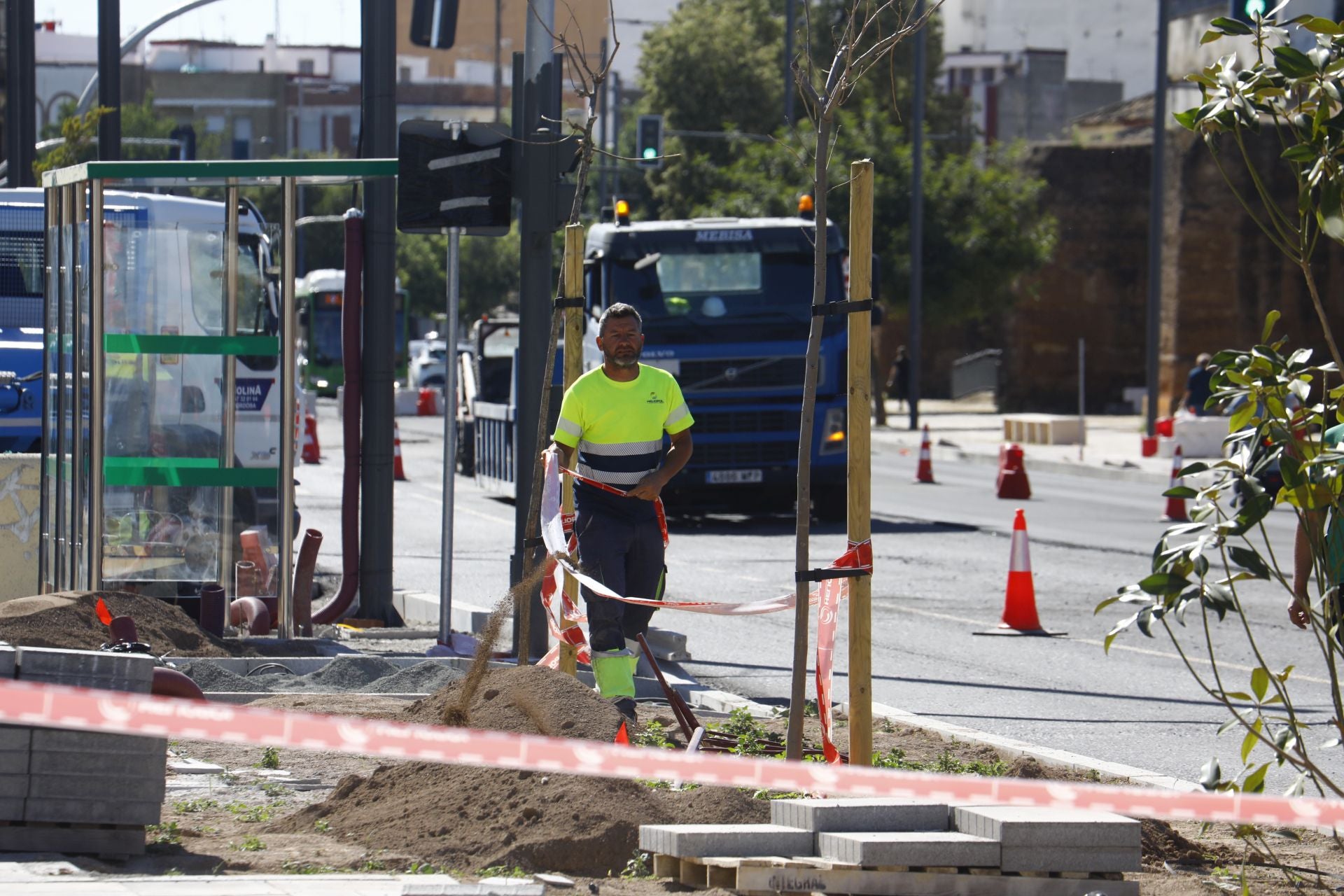 El nuevo aspecto de la Ronda del Marrubial con la calzada de cuatro carriles, en imágenes