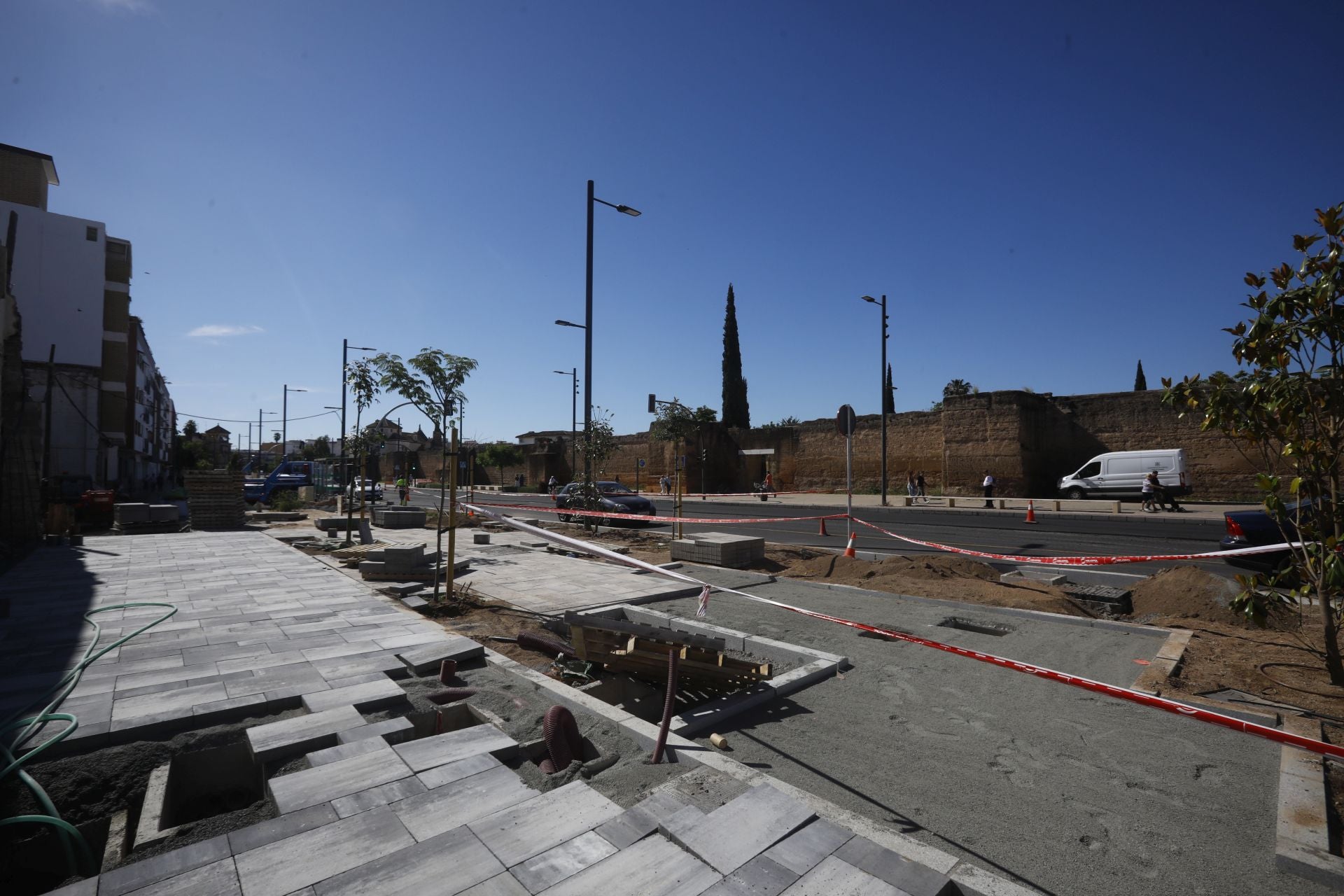El nuevo aspecto de la Ronda del Marrubial con la calzada de cuatro carriles, en imágenes