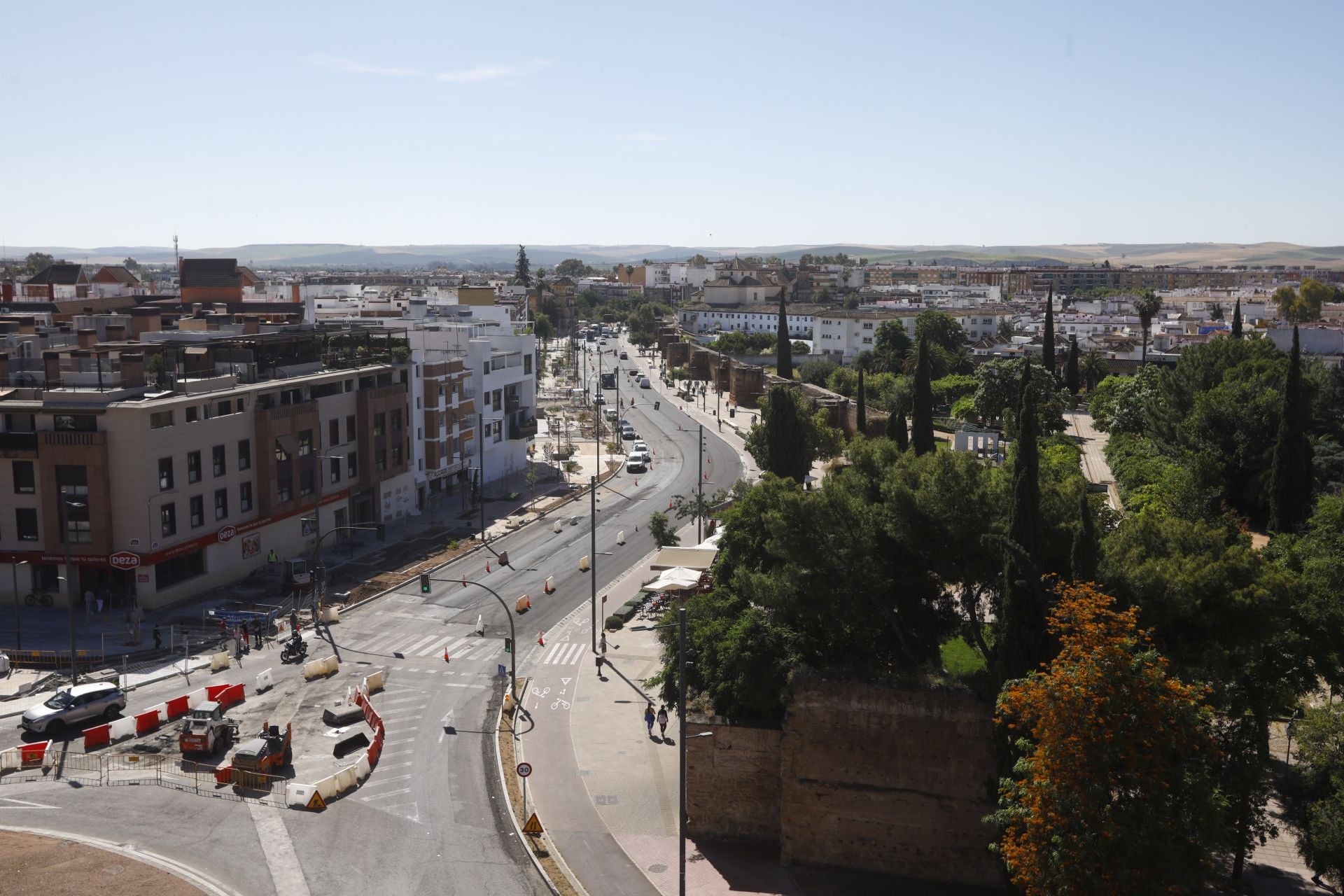 El nuevo aspecto de la Ronda del Marrubial con la calzada de cuatro carriles, en imágenes
