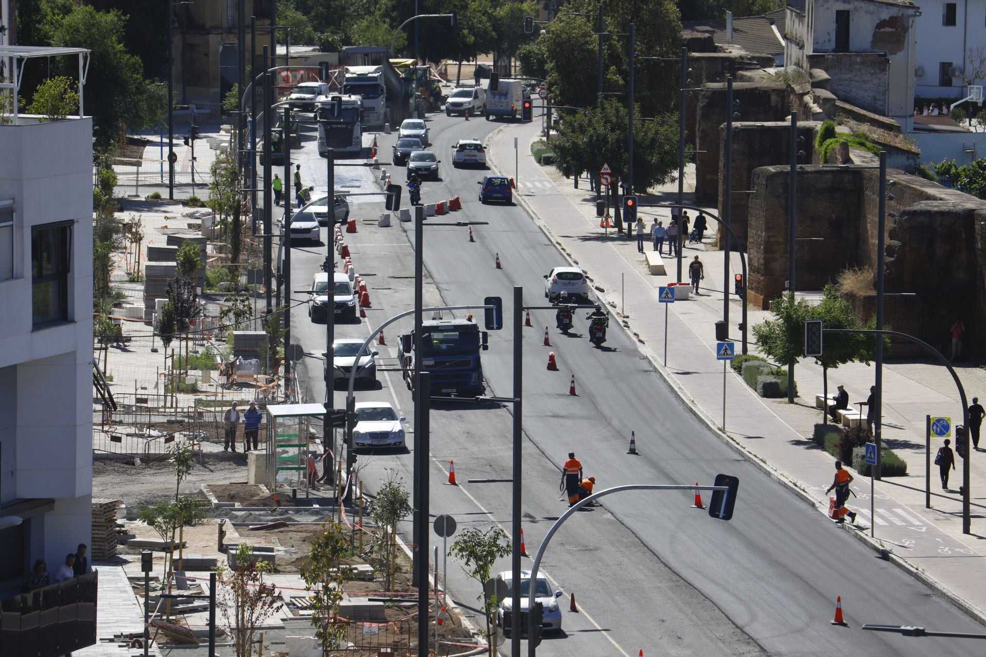 El nuevo aspecto de la Ronda del Marrubial con la calzada de cuatro carriles, en imágenes