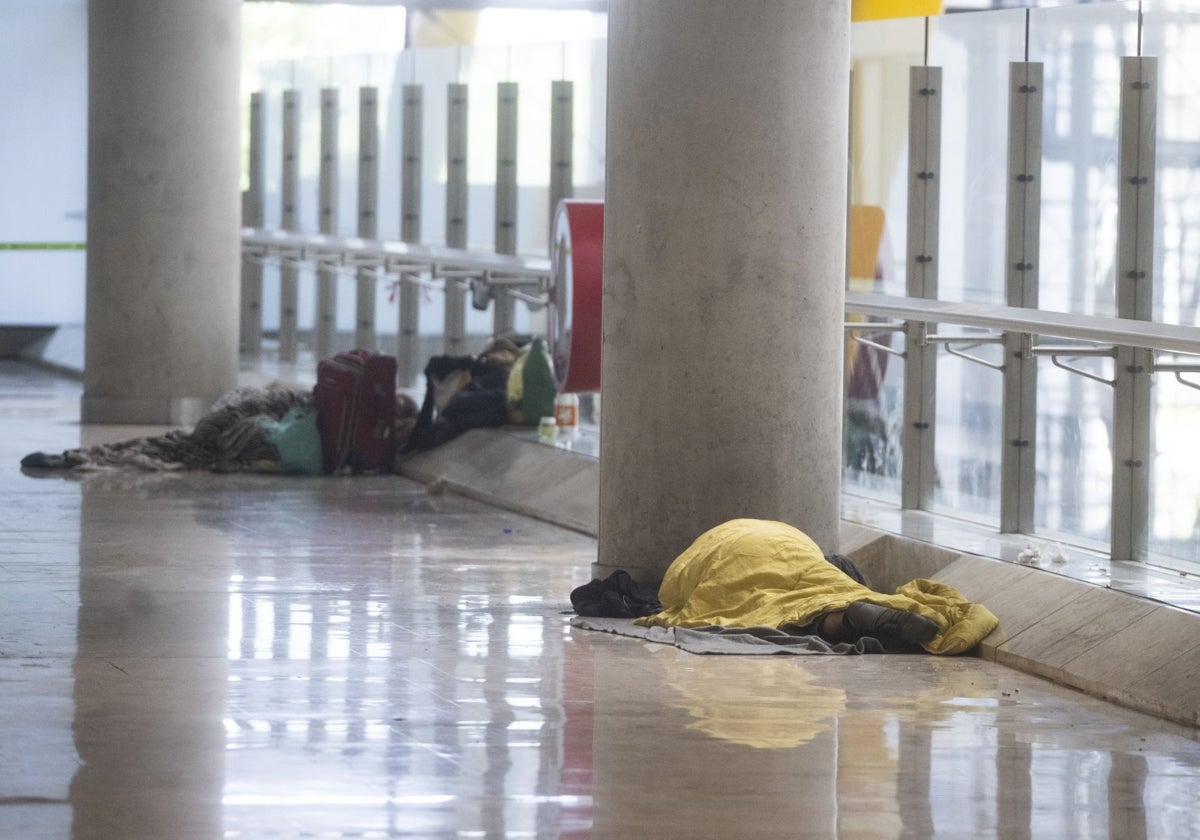 Dos personas sin hogar duermen en la T4, el pasado viernes por la mañana
