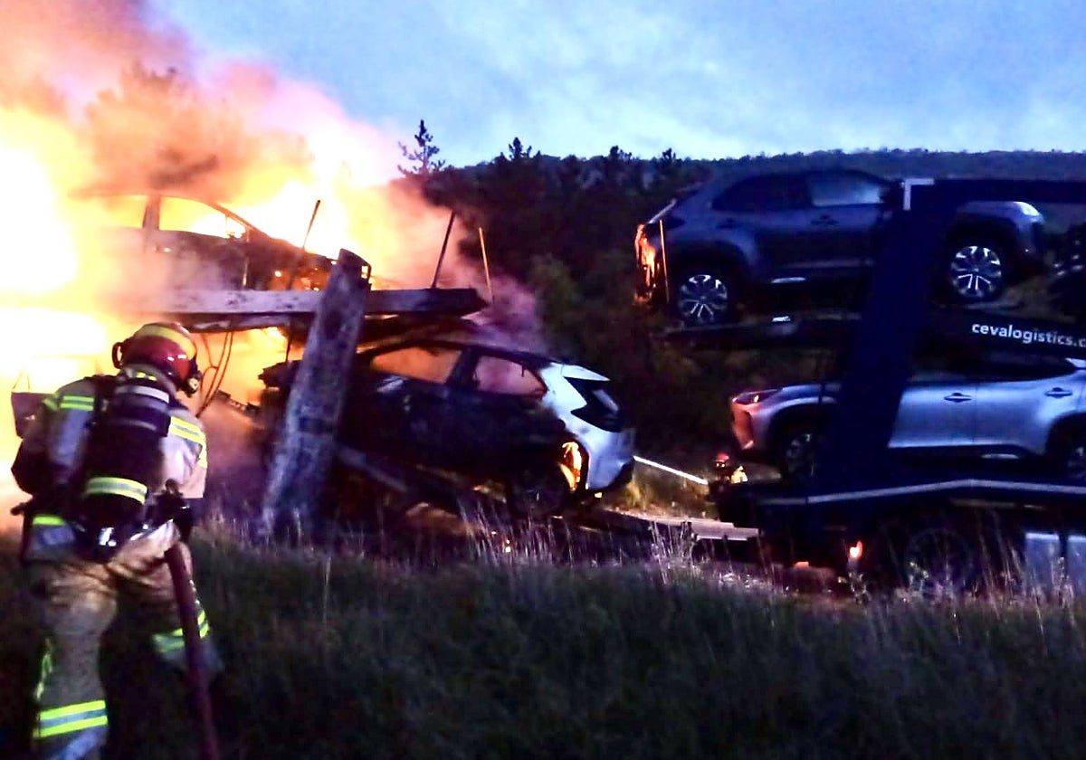 Aparatoso incendio en Soria: arde un camión cargado de coches eléctricos en el puerto de La Bigonia
