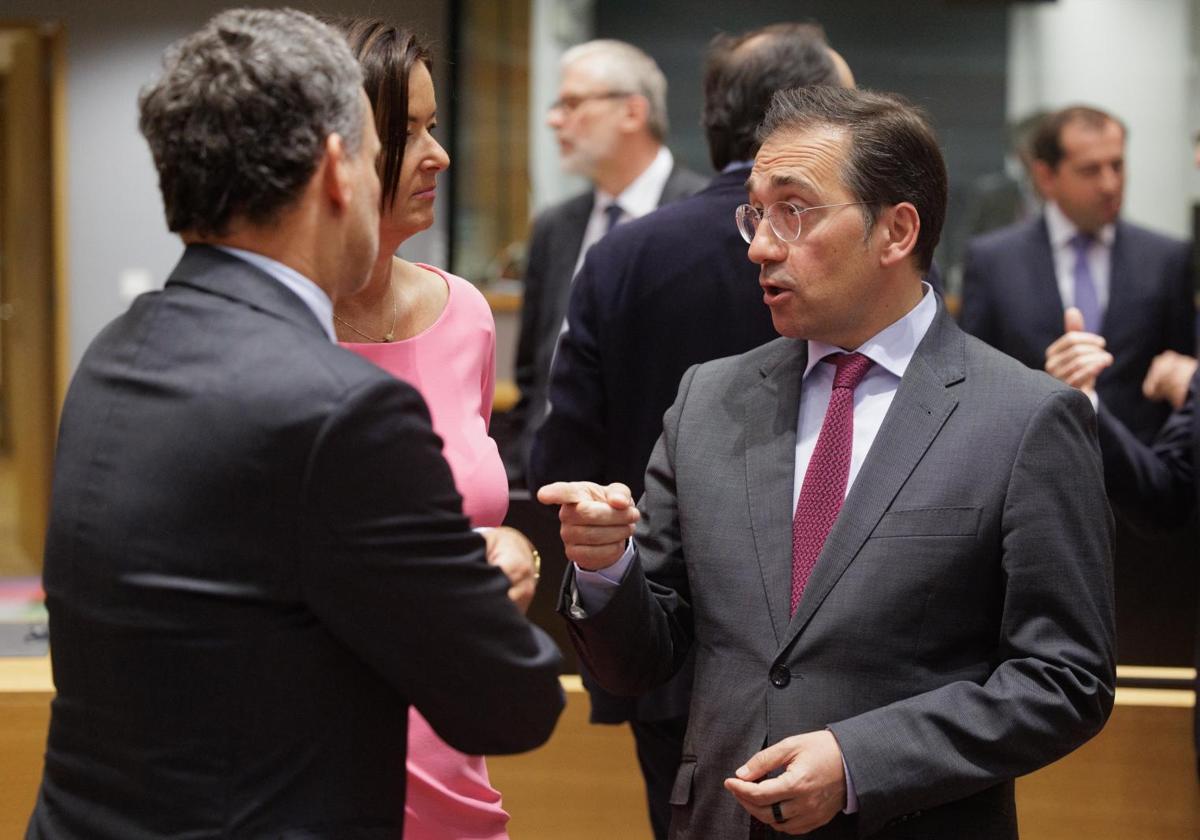 Albares, este martes, en conversación con sus homólogos neerlandés y esloveno en Bruselas