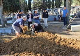Buscan en el cementerio de Almadén los restos de un republicano muerto en una cárcel franquista