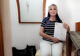 Mari Carmen Ramos muestra la demanda contra sus inquilinos