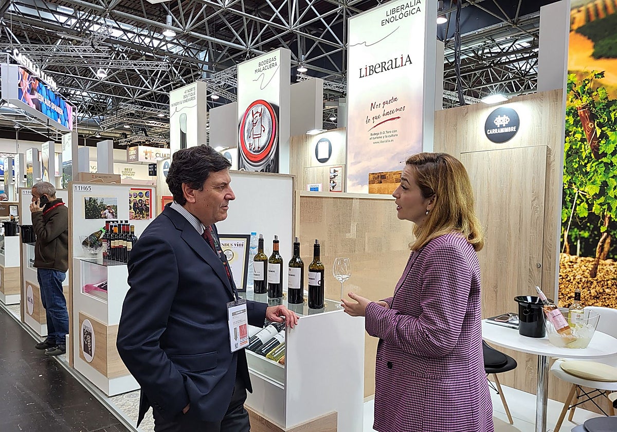 El consejero de Economía y Hacienda y portavoz, Carlos Fernández Carriedo, durante la visita el stand de la Junta de Castilla y León en la feria ProWein, en una imagen de archivo