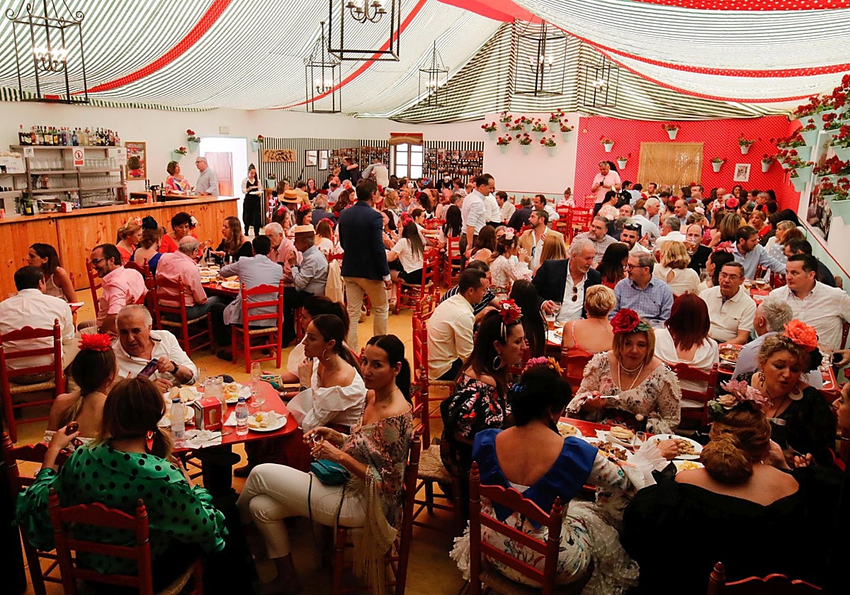 Ambiente en la caseta La Astillera en la Feria de Córdoba