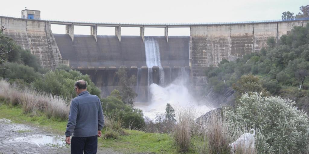 La falta de inversión estatal en la cuenca del guadalquivir le obliga a devolver más agua de lluvia de la que logra embalsar