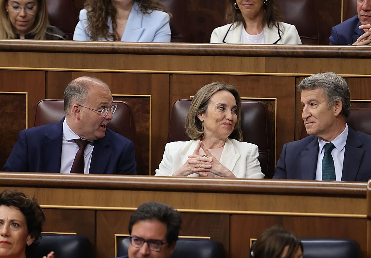 Alberto Núñez Feijóo (der), junto a Cuca Gamarra y Miguel Tellado, en el Congreso