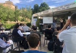 Física, mecánica cuántica y gravedad, entre risas y cervezas en la terraza Recaredo de Toledo