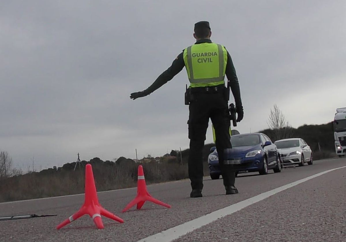 Un agente de la Guardia Civil en un control, en una imagen de archivo