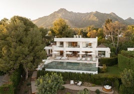 La impresionante mansión en venta en Marbella por 25 millones de euros: tiene dos piscinas, un cine y un bar