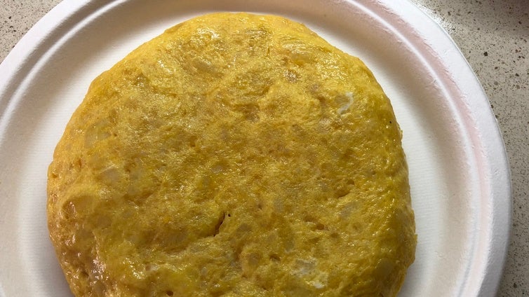 El influencer 'Cenando con Pablo' destroza la ¿mejor? tortilla de patatas de Zaragoza: «Parece envasada»