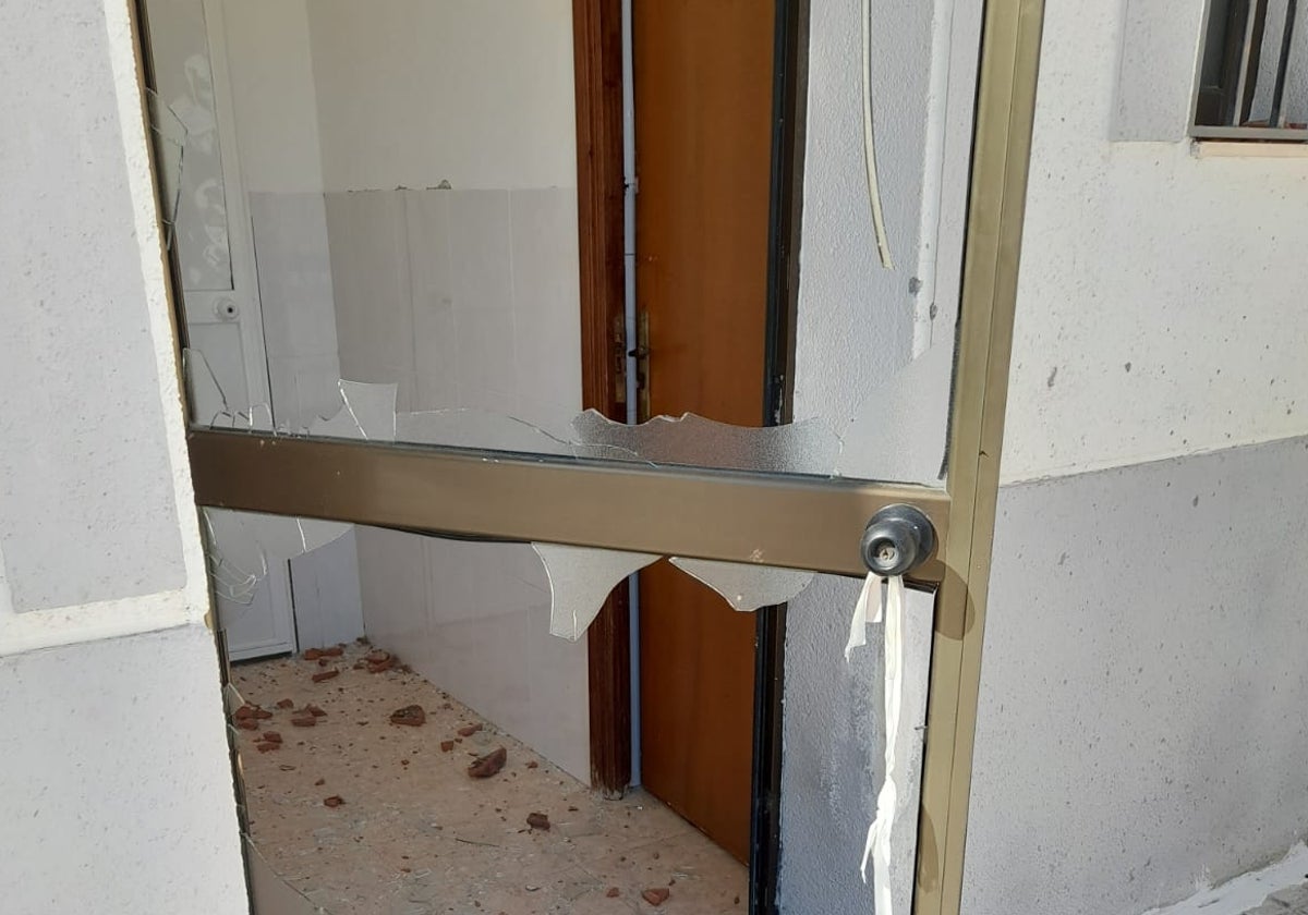 Una de las puertas está destrozada