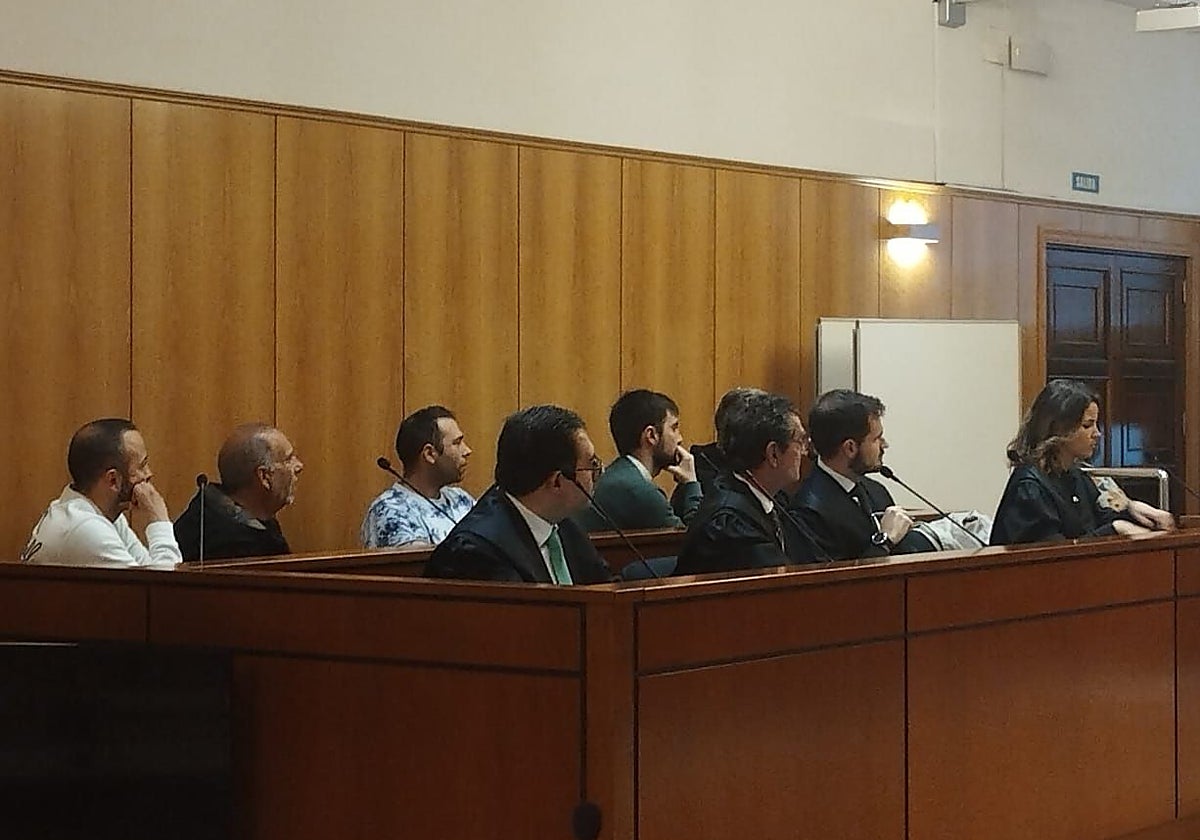 Los cinco acusados, durante la breve vista celebrada en la Audiencia de Valladolid
