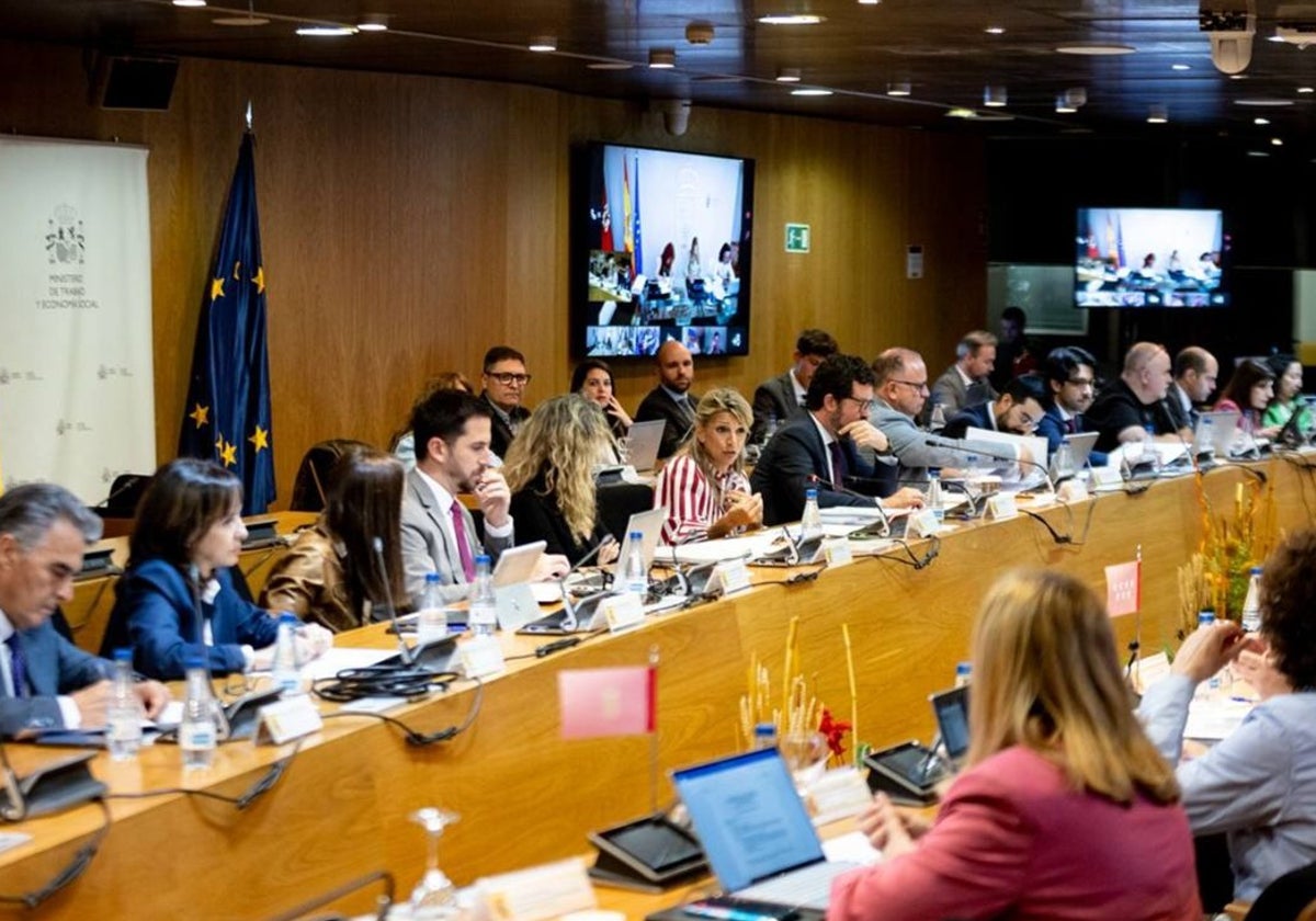 Yolanda Díaz, en el centro, durante la Conferencia Sectorial de Empleo celebrada este miércoles en Madrid