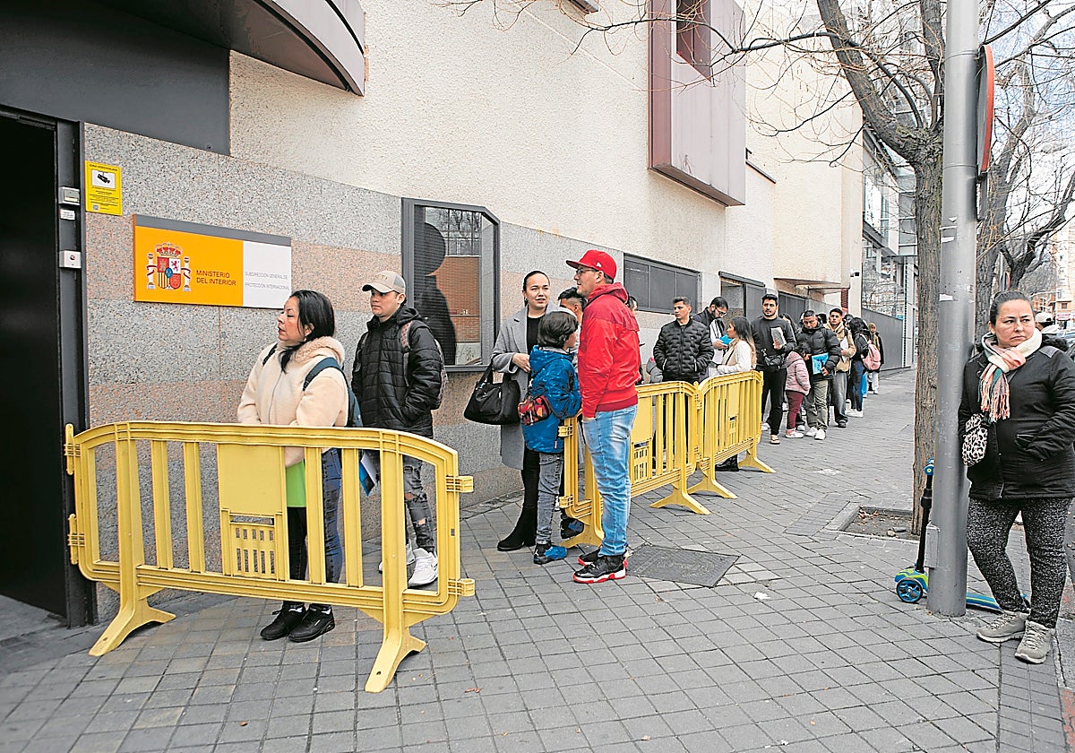 Colas en la oficina de Extranjería de la calle Pradillo, en Madrid