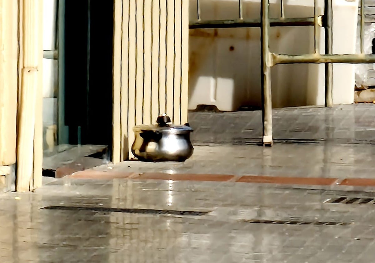La olla objeto de la alarma que ha movilizado esta tarde a los Tedax en Córdoba