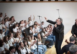 En imágenes, Miguel Ríos se rodea de miles de escolares en Granada en una nueva grabación del 'Himno a la Alegría'